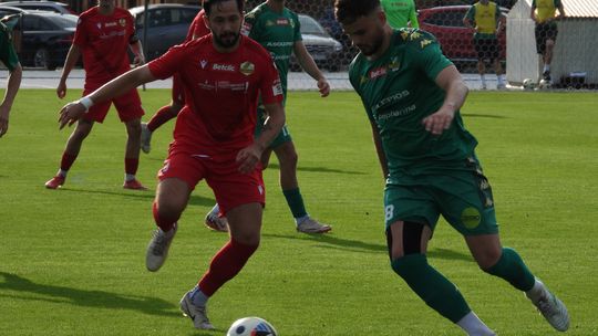 Lechia Tomaszów Mazowiecki przegrywa w Sieradzu: Zacięta walka, ale brak punktów w starciu z Wartą