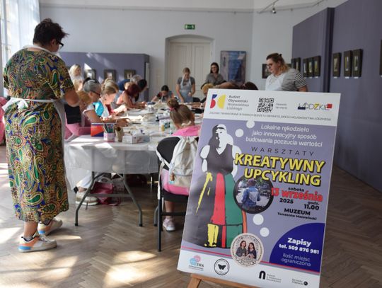 Sala Muzeum w Tomaszowie Mazowieckim; uczestnicy malują tkaniny, na pierwszym planie plakat „Kreatywny upcykling”.