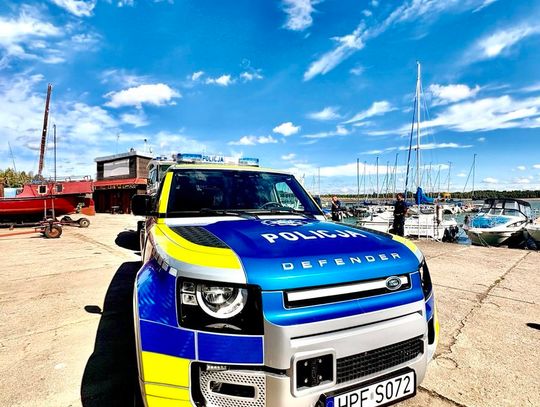 Nowy oznakowany radiowóz Land Rover Defender w służbie KPP Tomaszów Mazowiecki.