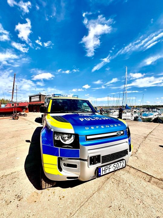 Nowy oznakowany radiowóz Land Rover Defender w służbie KPP Tomaszów Mazowiecki.