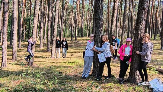 „Kąpiele leśne” w Niebieskich Źródłach. Uczniowie SP6 uczą się zdrowego stylu życia w naturze