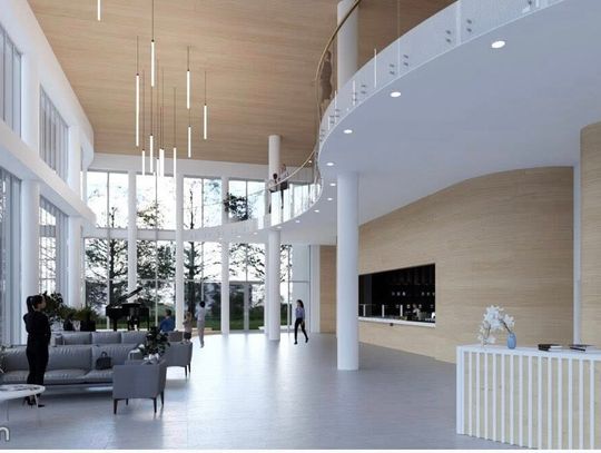 Duże foyer z kanapami, fortepianem i wnęką kawiarni po prawej, nad całością biegnie balkon.