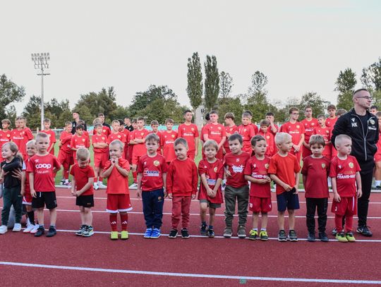 Najmłodsi piłkarze Akademii RKS Lechia podczas prezentacji roczników na bieżni Stadionu Miejskiego w Tomaszowie Mazowieckim.