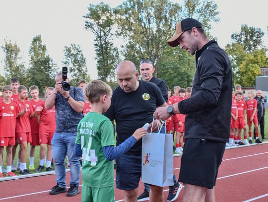 Wspólny okrzyk „Lechia Tomaszów!” – trenerzy i zawodnicy z uniesionymi rękami na bieżni Stadionu Miejskiego podczas Narodowego Dnia Sportu.