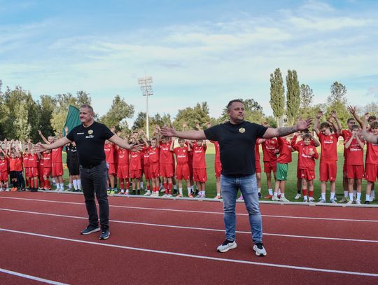 Wspólny okrzyk „Lechia Tomaszów!” – trenerzy i zawodnicy z uniesionymi rękami na bieżni Stadionu Miejskiego podczas Narodowego Dnia Sportu.