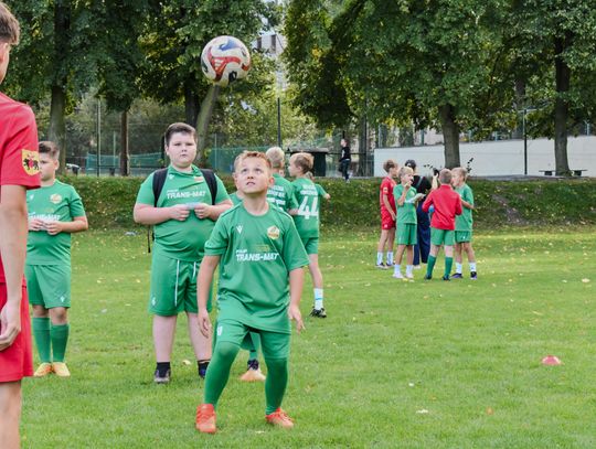 Żonglerka piłką na bocznym boisku – wyzwania techniczne Akademii RKS Lechia podczas Narodowego Dnia Sportu w Tomaszowie Mazowieckim.