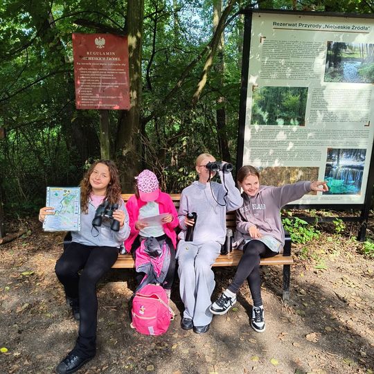Przystanek edukacyjny: mapa rezerwatu i lornetki – Szkoła Podstawowa nr 6 Tomaszów Mazowiecki