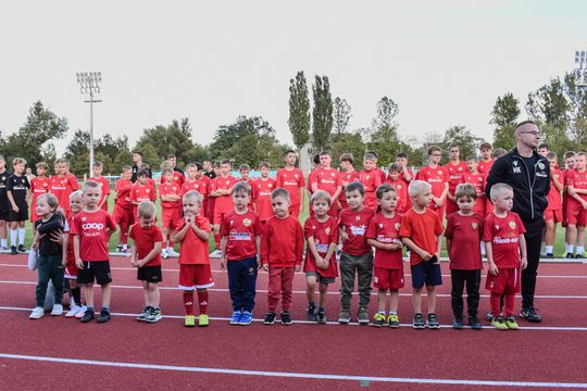 Najmłodsi piłkarze Akademii RKS Lechia podczas prezentacji roczników na bieżni Stadionu Miejskiego w Tomaszowie Mazowieckim.