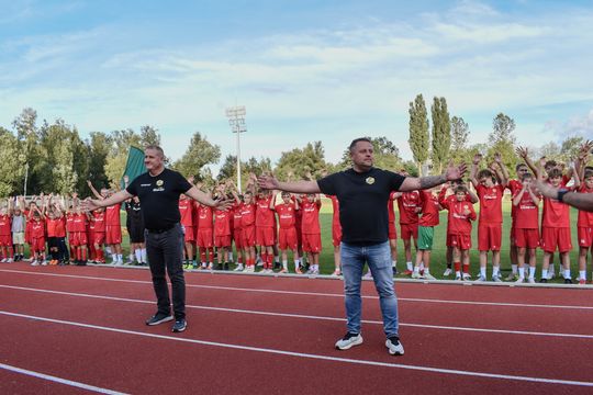 Wspólny okrzyk „Lechia Tomaszów!” – trenerzy i zawodnicy z uniesionymi rękami na bieżni Stadionu Miejskiego podczas Narodowego Dnia Sportu.