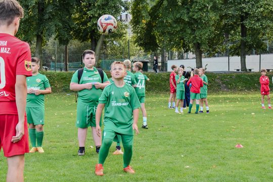 Żonglerka piłką na bocznym boisku – wyzwania techniczne Akademii RKS Lechia podczas Narodowego Dnia Sportu w Tomaszowie Mazowieckim.