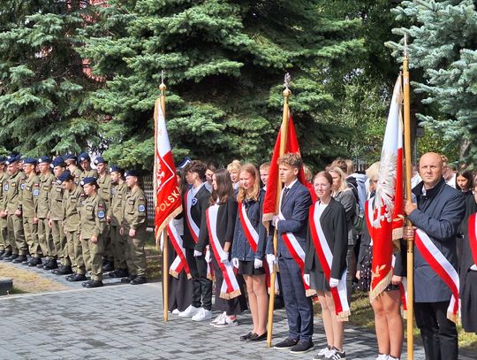 Poczty sztandarowe i uczniowie klas mundurowych podczas obchodów 17 września w Tomaszowie Mazowieckim