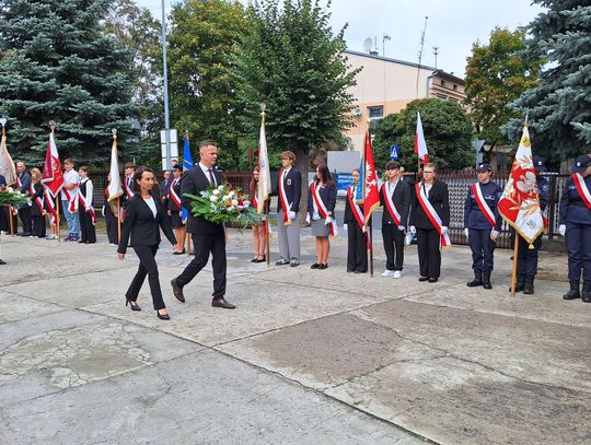 Para przedstawicieli władz niesie wieniec podczas ceremonii 17 września