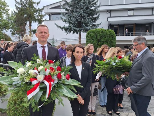 Delegacja z wieńcami przed kościołem, uczestnicy zgromadzeni na placu