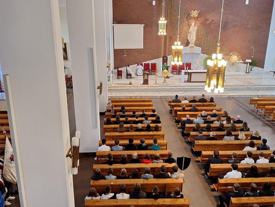 Widok z chóru na wnętrze kościoła podczas Mszy świętej