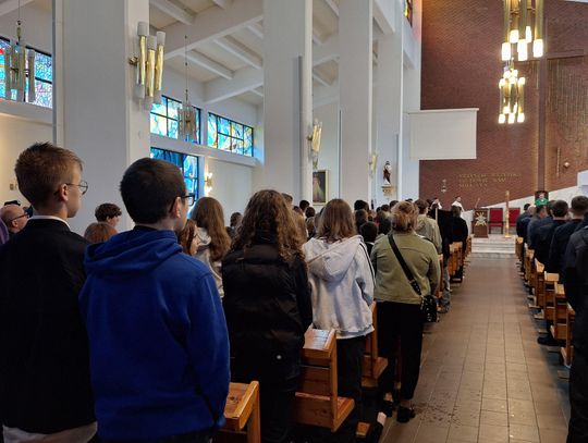 Wnętrze kościoła w Tomaszowie Mazowieckim, wierni stoją podczas Mszy świętej