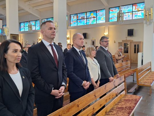 Delegacje samorządowe podczas Mszy św. w kościele NMP Królowej Polski