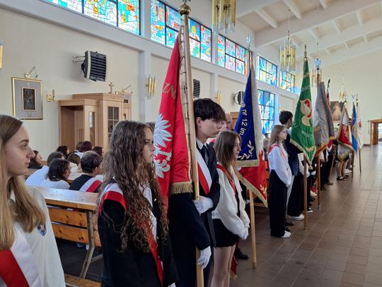 Młodzież z pocztami sztandarowymi w nawie kościoła