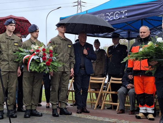 Delegacje i klasy mundurowe składają wieńce podczas deszczu