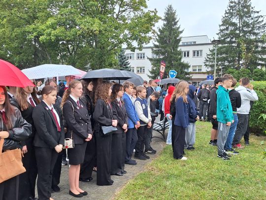 Uczniowie i mieszkańcy pod parasolami podczas obchodów Światowego Dnia Sybiraka w Tomaszowie Mazowieckim