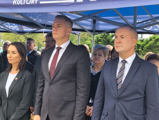 Przedstawiciele władz i instytucji stoją pod namiotem podczas obchodów 17 września