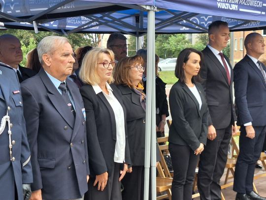 Uczestnicy w galowych strojach i mundurach stoją pod namiotem podczas obchodów 17 września