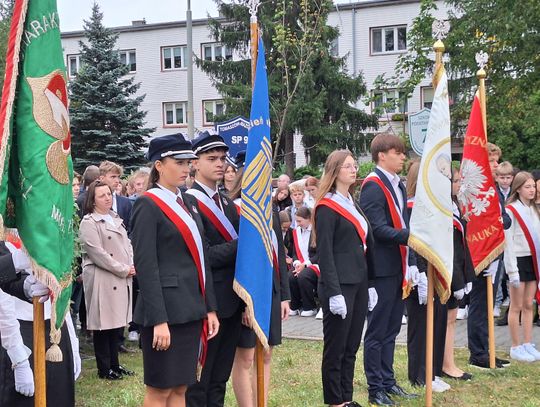 Zbliżenie na poczty sztandarowe młodzieży podczas apelu pamięci