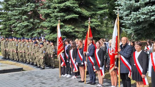 Poczty sztandarowe i uczniowie klas mundurowych podczas obchodów 17 września w Tomaszowie Mazowieckim