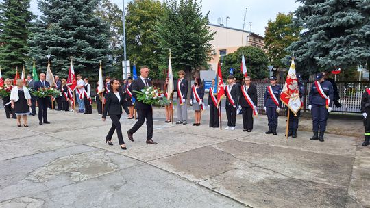 Para przedstawicieli władz niesie wieniec podczas ceremonii 17 września