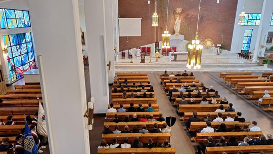 Widok z chóru na wnętrze kościoła podczas Mszy świętej