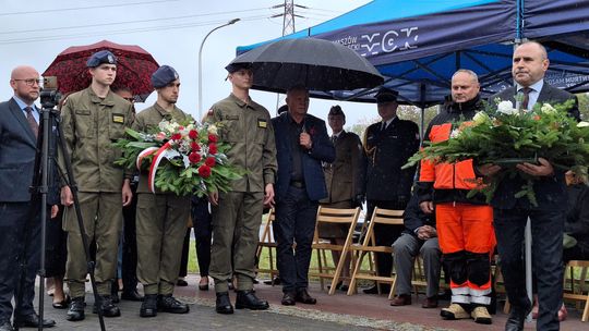 Delegacje i klasy mundurowe składają wieńce podczas deszczu