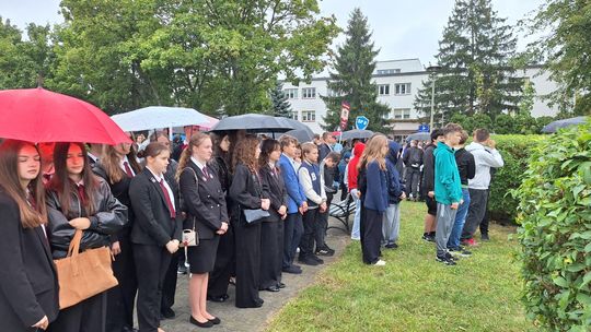 Uczniowie i mieszkańcy pod parasolami podczas obchodów Światowego Dnia Sybiraka w Tomaszowie Mazowieckim