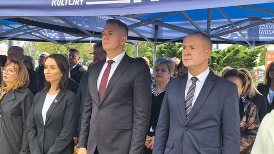 Przedstawiciele władz i instytucji stoją pod namiotem podczas obchodów 17 września