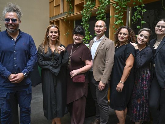 Grupa gości pozuje w przestrzeni wystawowej podczas premiery kolekcji breloków ORSKA x PARADYŻ.