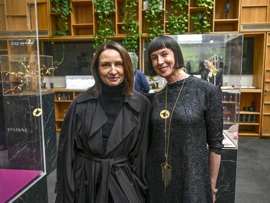 Dwie kobiety na tle gablot z biżuterią ORSKA x PARADYŻ.