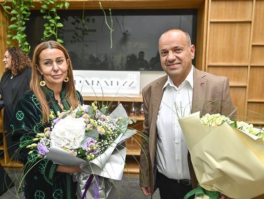 Dwie osoby z bukietami podczas wydarzenia promującego kolekcję ORSKA x PARADYŻ.