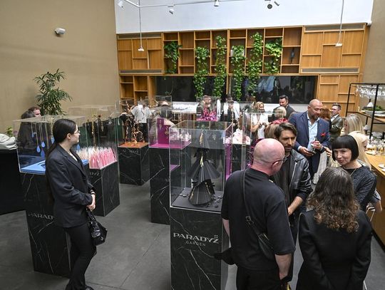 Widok sali z gablotami i publicznością podczas premiery ORSKA x PARADYŻ.