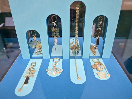 Niebieska gablotka z pozłacanymi brelokami limitowanej kolekcji ORSKA x PARADYŻ.