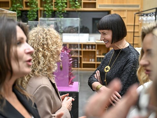 Uczestniczki wydarzenia rozmawiają wśród ekspozytorów ORSKA x PARADYŻ.