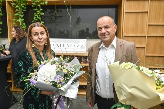 Dwie osoby z bukietami podczas wydarzenia promującego kolekcję ORSKA x PARADYŻ.