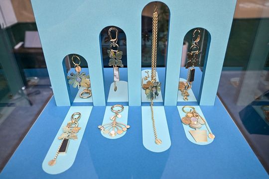 Niebieska gablotka z pozłacanymi brelokami limitowanej kolekcji ORSKA x PARADYŻ.