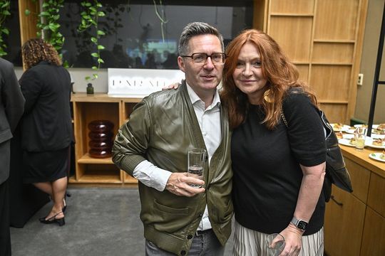 Dwie osoby pozują podczas premiery kolekcji ORSKA x PARADYŻ; w tle logo marki.