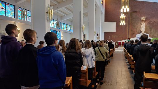Msza święta w intencji Sybiraków – kościół NMP Królowej Polski Wnętrze kościoła w Tomaszowie Mazowieckim, wierni stoją podczas Mszy świętej