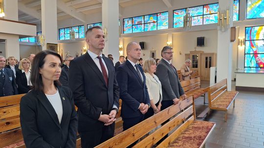 Przedstawiciele władz na uroczystej liturgii Delegacje samorządowe podczas Mszy św. w kościele NMP Królowej Polski