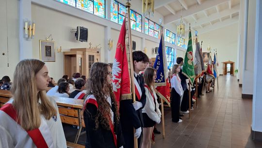 Poczty sztandarowe szkół – straż pamięci w świątyni Młodzież z pocztami sztandarowymi w nawie kościoła