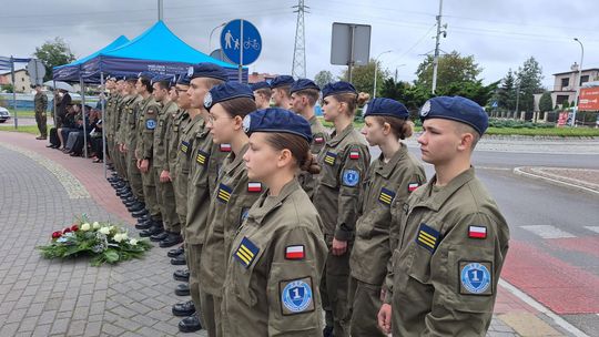 Klasy mundurowe w szyku – hołd Zesłańcom Sybiru Uczniowie klas mundurowych w oliwkowych mundurach i niebieskich beretach stoją w szeregu