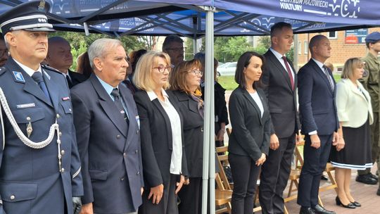 Wspólne odśpiewanie hymnu – przedstawiciele służb i samorządu Uczestnicy w galowych strojach i mundurach stoją pod namiotem podczas obchodów 17 września