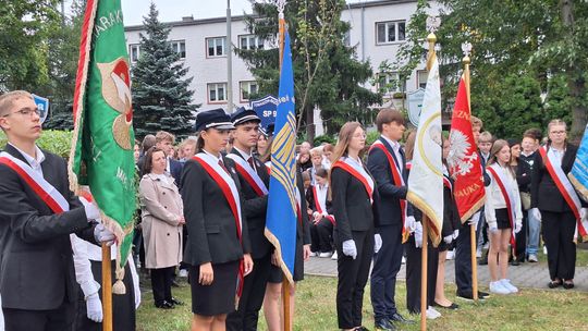 Młodzież w galowych strojach Zbliżenie na poczty sztandarowe młodzieży podczas apelu pamięci