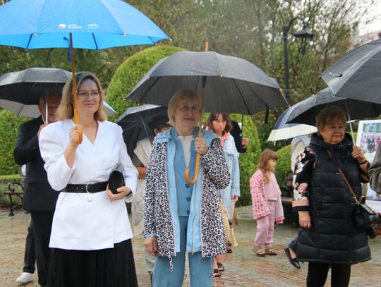 Dwie kobiety z parasolami podczas deszczowej uroczystości przy wystawie w spalskim parku.