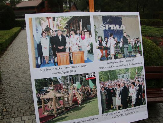 Plansza z czterema zdjęciami z Dożynek Prezydenckich 2004 na plenerowej wystawie w Spale.