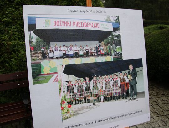 Plansza z dwiema fotografiami sceny i zespołów z Dożynek Prezydenckich 2000 w Spale.